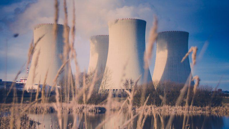 Inwestowanie w spółki energetyczne – analiza ryzyka i potencjału zysków