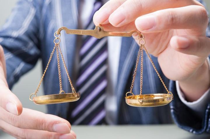 Jak skutecznie bronić się przed komornikiem: prawa dłużnika w praktyce