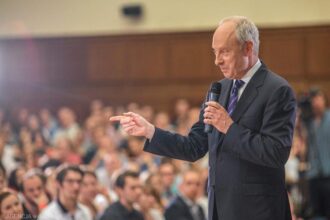 5 kontrowersyjnych idei w filozofii Michaela Sandela, które wywołują emocje