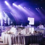 Kto pokrywa koszty kawalerskiego i wieczoru panieńskiego? Oto odpowiedzi!