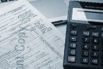 Sprawdź, jak łatwo obliczyć koszty gwarancji bankowej z naszym kalkulatorem i porównaj prowizje